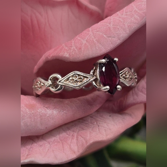 Vintage Avon Rhodolite Garnet  Sterling Silver Ring - Picture 3 of 8